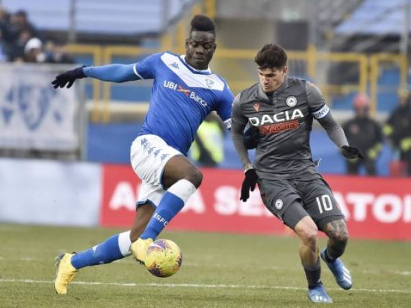 Mario Balotelli (izq) trata de superar la marca de Rodrigo de Paul durante un partido entre Brescia y Udinese en Brescia el 9 de febrero del 2020. Foto: Agencia AP.