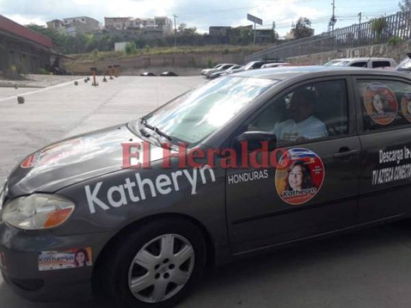 Los papás han utilizado el carro de Katheryn para promocionar su participación en LA Academia. Foto: EL HERALDO