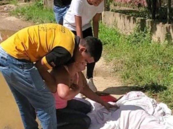 El papá y y la mamá de <b>Jeremy (10) lloraban la pérdida de su hijo, asesinado a machetazos.</b>