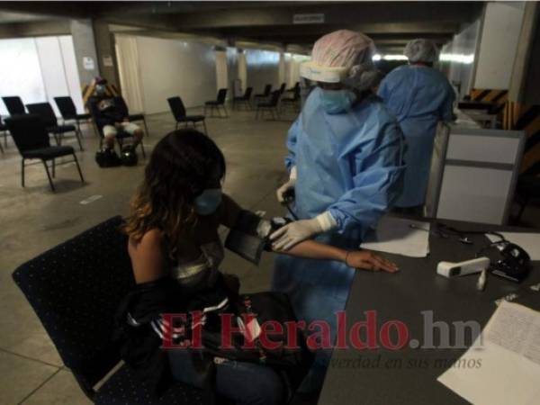 Los capitalinos buscan atención médica en los centros de triaje que se ubican en la capital. Foto: Alex Pérez / EL HERALDO.