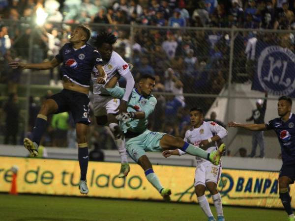 El partido de ida entre Olimpia y Motagua terminó en mucha polémica tras un penal cobrado a favor del club merengue.