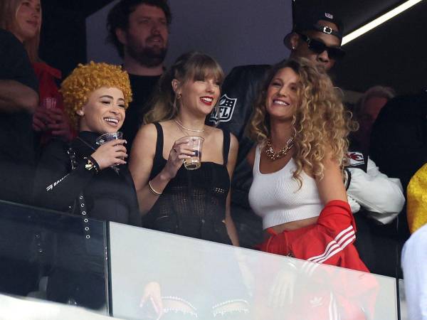 Taylor Swift, novia del jugador Travis Kelce, fue captada muy emocionada desde el palco en el estadio de Las Vegas donde se lleva a cabo el Super Bowl. Aquí las imágenes.