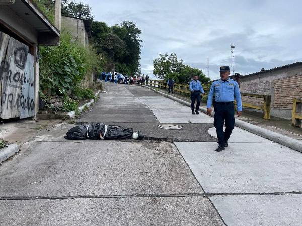 El cuerpo de la joven asesinada fue ubicado en un sector de la calle principal de la colonia San Francisco.