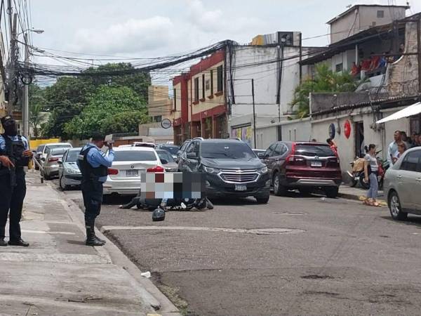 Así quedó el cadáver del presunto delincuente sobre su motocicleta.