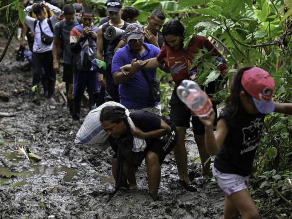 Según los migrantes, se viven cosas inexplicables al cruzar la selva del Darién. Hay personas muertas, animales salvajes, poca visibilidad y sin maneras de poder descansar en su paso por la selva.