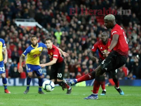 Paul Pogba, del Manchester United, pierde un penal, durante el partido de fútbol de la Premier League inglesa entre Manchester United y Southampton en Old Trafford, en Manchester, Inglaterra, el sábado 2 de marzo de 2019. (Martin Rickett / PA vía AP)