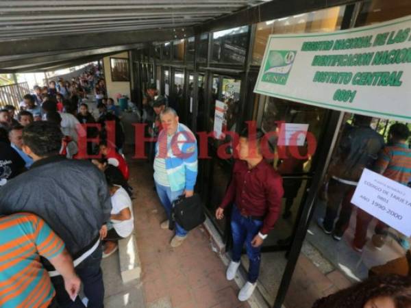 Los hondureños esperan por largas horas para ser atendidos. Foto: David Romero/ EL HERALDO