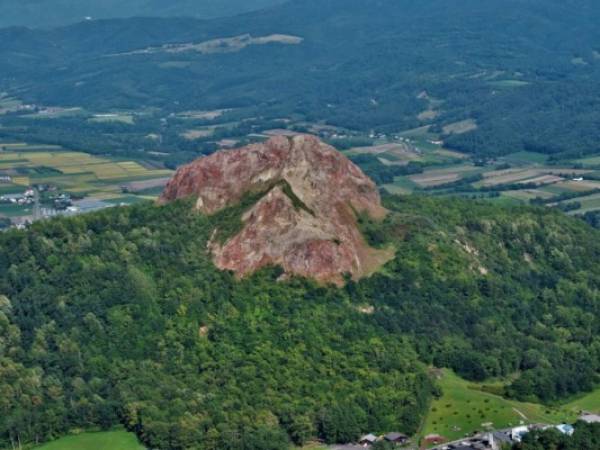 El volcán Usu y el lago Toya, ubicados al norte de Japón, una zona turística transformada en espacio de aprendizaje y prevención de desastres. Fotos: Rony Ríos / Glenda Estrada.