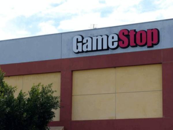 Se está desarrollando una batalla épica en Wall Street, con un elenco de personajes que se enfrentan por el destino de GameStop, una cadena de tiendas minoristas de videojuegos en apuros. Foto: Agencia AFP.