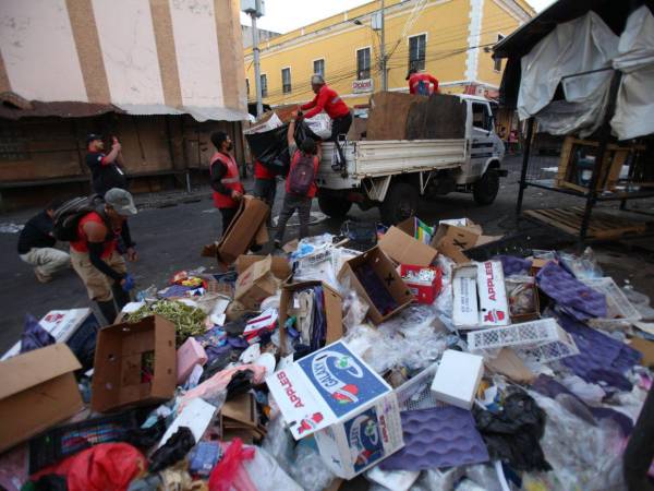 El personal de la comuna se trasladó a la zona de los mercados y el centro de Tegucigalpa para realizar estos operativos de limpieza.