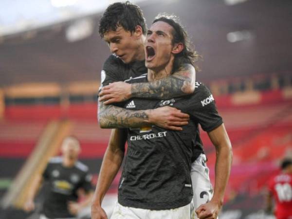 El delantero uruguayo del Manchester United Edinson Cavani celebra con Victor Lindelof tras marcar el segundo gol del equipo en la victoria 3-2 ante Southampton por la Liga Premier inglesa, el domingo 29 de noviembre. Foto: AP.