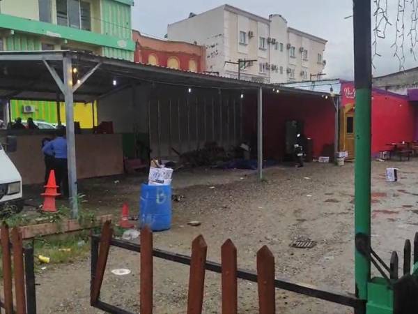 Al interior del carwash quedaron las víctimas. Fueron atacados por desconocidos que huyeron del lugar.