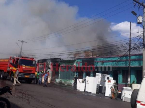 El incendio inició en un taller de venta de puertas. Foto: Agustín Lagos/ EL HERALDO