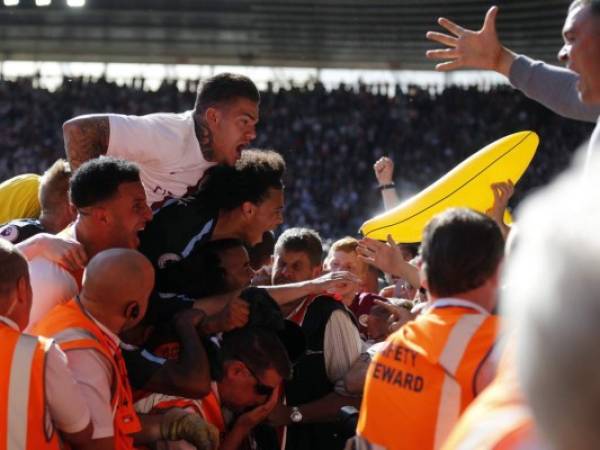 Los compañeros del Manchester City celebran con sus seguidores después de marcar el partido de fútbol de la Premier League inglesa entre Southampton y Manchester City en el estadio de St Mary en Southampton, el domingo 13 de mayo de 2018. (AP Photo / Frank Augstein).