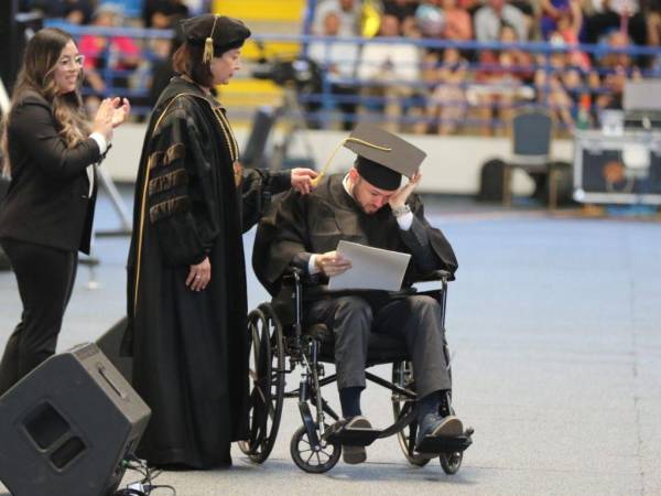 Una mañana llena de alegría, emoción y hasta lágrimas se vivió durante las primeras graduaciones de 2023 en la Universidad Nacional Autonóma de Honduras (UNAH). Este día se graduaron más de 2,000 nuevos profesionales. A continuación le presentamos las emotivas imágenes de la solemne ceremonia.