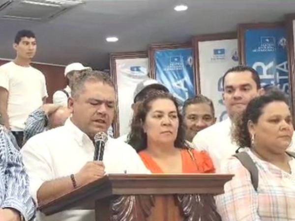 Alcaldes nacionalistas solicitaron a sus diputados participar en diálogos con la oposición para confrontar la crisis política.