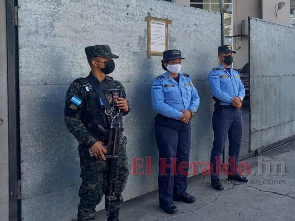 Durante la captura el sospechoso fue hallado en posesión de una pistola color negro y de un fusil galil de uso prohibido, delitos por los que hoy comparece en audiencia inicial.