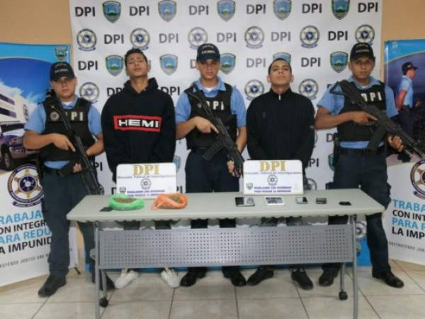 Elton Jonathan Gálvez González de 21 años de edad, alias 'El Sobado' y Marvin Alexis Gutiérrez Gálvez (20) conocido como 'El Zancudo' fueron capturados en la colonia Flor del Campo. Foto DPI