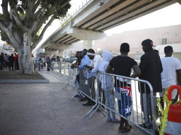 La nueva política federal le negaría asilo a casi todos los migrantes que llegan a la frontera sur y no son de México. Foto: AP.