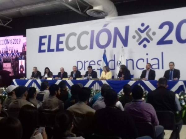 El presidente del TSE, Julio Olivo, dijo que en los comicios del domingo participó el 51,88% de los 5,2 millones de salvadoreños habilitado para sufragar en el país. Foto TSE