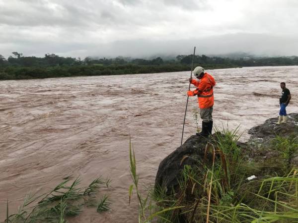 Varios municipios de Cortés se encuentra bajo alerta roja debido a las fuertes lluvias que ya dejan anegadas varias comunidades y sin paso en algunos sectores por el aumento de los niveles en los ríos Chamelecón y Ulúa.