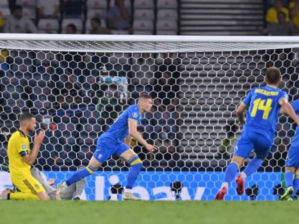 El delantero ucraniano Artem Dovbyk celebra su segundo gol durante el partido de fútbol de octavos de final de la UEFA EURO 2020 entre Suecia y Ucrania en Hampden Park en Glasgow. Foto:AFP