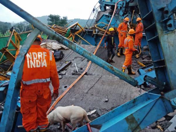 La grúa se desmoronó en plena autopista y dejó un saldo de 20 obreros muertos