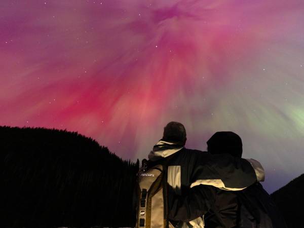 Una poderosa tormenta solar se manifestará este sábado en el planeta, un día después de que los eventos de mayor energía en dos décadas desencadenaran espectaculares auroras polares visibles desde Gran Bretaña hasta Argentina o Chile, amenazando con cortes en las comunicaciones por satélite y en las redes eléctricas.