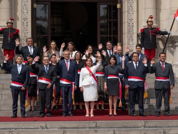 La nueva presidenta de Perú, Dina Boluarte (centro), posa para una foto con sus ministros de gabinete recién nombrados después de la ceremonia de juramentación en el Palacio de Gobierno en Lima el 10 de diciembre de 2022.