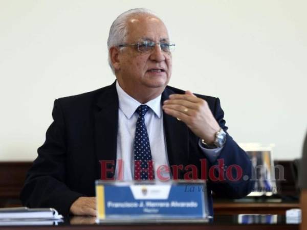 Para el rector Herrera, uno de los logros más grandes durante su gestión fue la creación del reglamento estudiantil que permitirá elegir a los representantes de los universitarios este año. Foto: Emilio Flores / EL HERALDO.