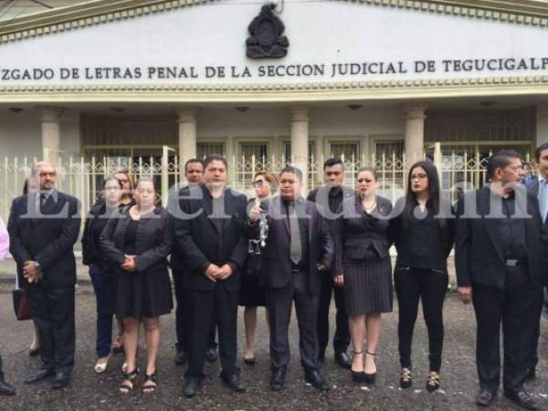 Un grupo de abogados protestaron el lunes en los juzgados capitalinos por el estado de indefencsón en el que se encuentran los profesionales de las Ciencias Jurídicas, foto: Marvin Salgado/El Heraldo Honduras/Noticias de Honduras.