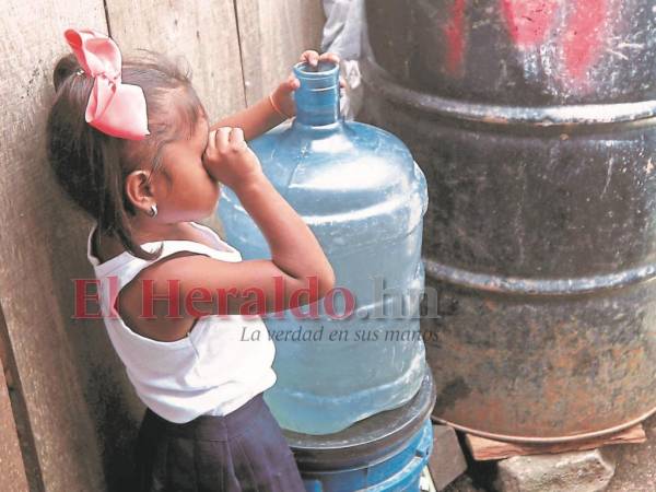 Las escuelas llevan años sufriendo los problemas de agua potable, pero los docentes aseguran que la crisis afectará aún más.