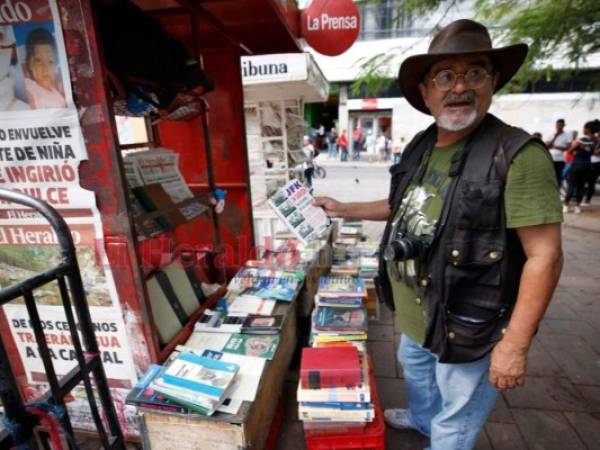 “Siempre salgo con mi cámara, me gusta comprar libros usados y películas”, dijo Roberto Budde a TicTac. Foto: Emilio Flores.