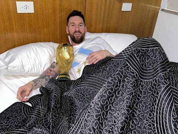 Messi compartió fotografías con la copa del mundo en la cama de la AFA.