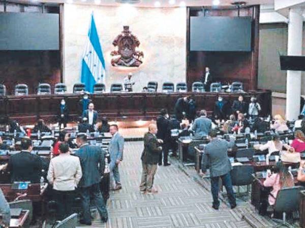 Luego de varias horas de espera, la directiva suspendió la sesión.