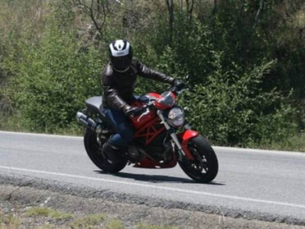 La chamarra, el casco y un buen par de guantes, son artículos indispensables a la hora de usar una moto. (Foto: Redes)