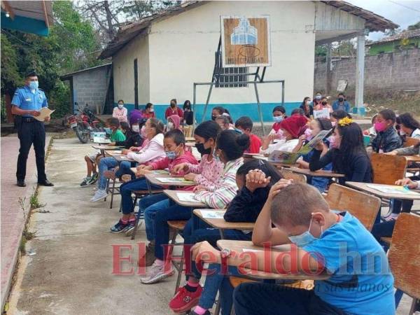 Agentes del programa GREAT durante una capacitación en el centro escolar Rafael Martínez Sierra, Ojojona.