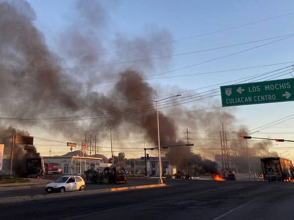 Vehículos fueron incendiados en las entradas a la capital del estado y otras ciudades como Los Mochis y Guasave.