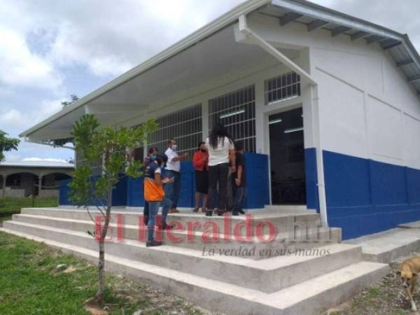 Las autoridades evaluaron los centros educativos. Foto: EL HERALDO