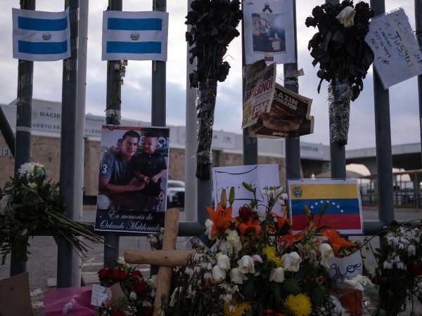 Se ve un altar afuera del centro de detención de inmigrantes donde 39 migrantes murieron en un incendio en Ciudad Juárez, estado de Chihuahua, México, el 30 de marzo de 2023.