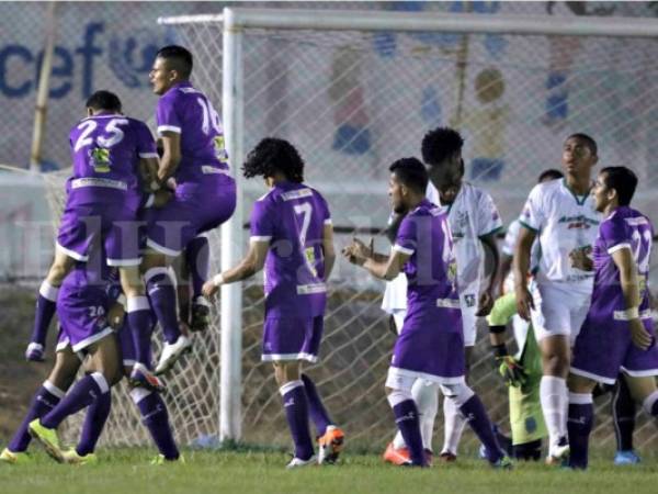 La celebración de los Tigres Cañeros del Villanueva FC al eliminar a Platense de Puerto Cortés. Foto: Delmer Martínez / Grupo Opsa.