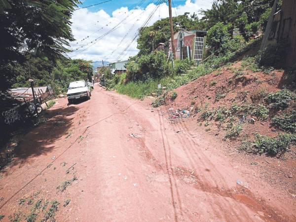 Además de la inseguridad, la falta de agua potable y el desorden vial que se forma cada fin de semana, los residentes de la aldea Suyapa deben lidiar con el pésimo estado de las calles.