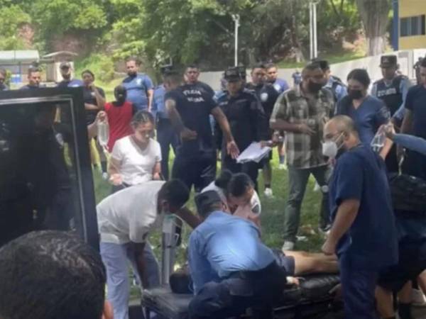 Compañeros y personal de salud brindaban servicios de primeros auxilios al agente y fue trasladado a un centro asistencial donde se confirmó su muerte.