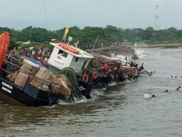 El carguero, que zarpó a las 4:00 de la madrugada con destino a Roatán, Islas de la Bahía, debido a la marea alta y al fuerte oleaje impactó contra la roca marina.