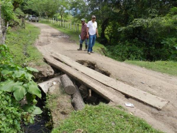 El puente sobre la quebrada San Cálix, Catacamas, está colapsado y sus habitantes prácticamente incomunicados.