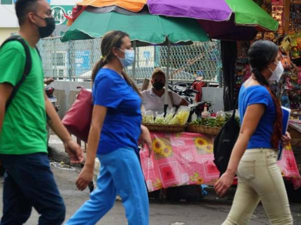 Algunos capitalinos decidieron despojarse de los cubrebocas antes de que las autoridades de Salud lo estipularan.