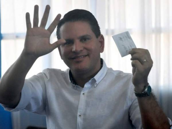 El candidato presidencial costarricense Fabricio Alvarado, del Partido de Restauración Nacional (PRN), vota en San José el 1 de abril de 2018 durante la segunda vuelta electoral del país. Foto AFP