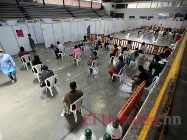 Las diferentes salas de espera lucieron abarrotadas de personas en busca de una atención primaria. Foto: David Romero/EL HERALDO.