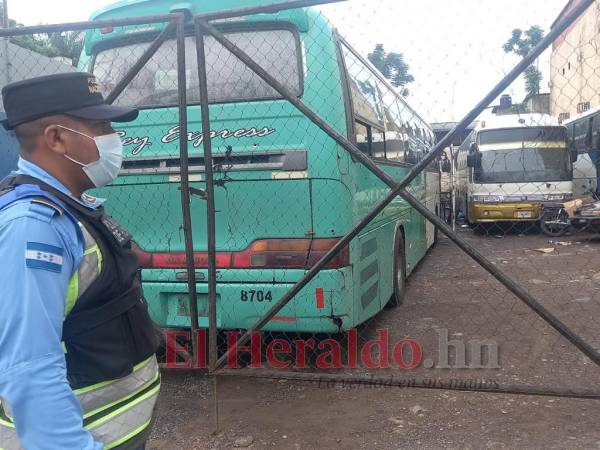 Autoridades de la Policía Nacional acudieron a la escena del atentado.