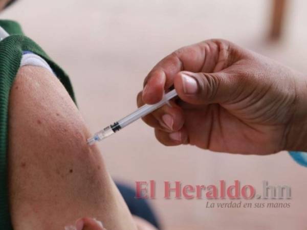 Esta semana continuará el proceso de vacunación para los adultos mayores que lleguen a pie a los centros habilitados por las autoridades. Foto: El Heraldo